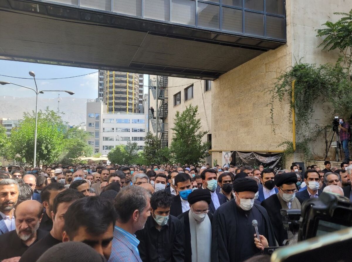 نماز  شیخ حسن خمینی بر پیکر مرحوم دعایی+ تصاویر