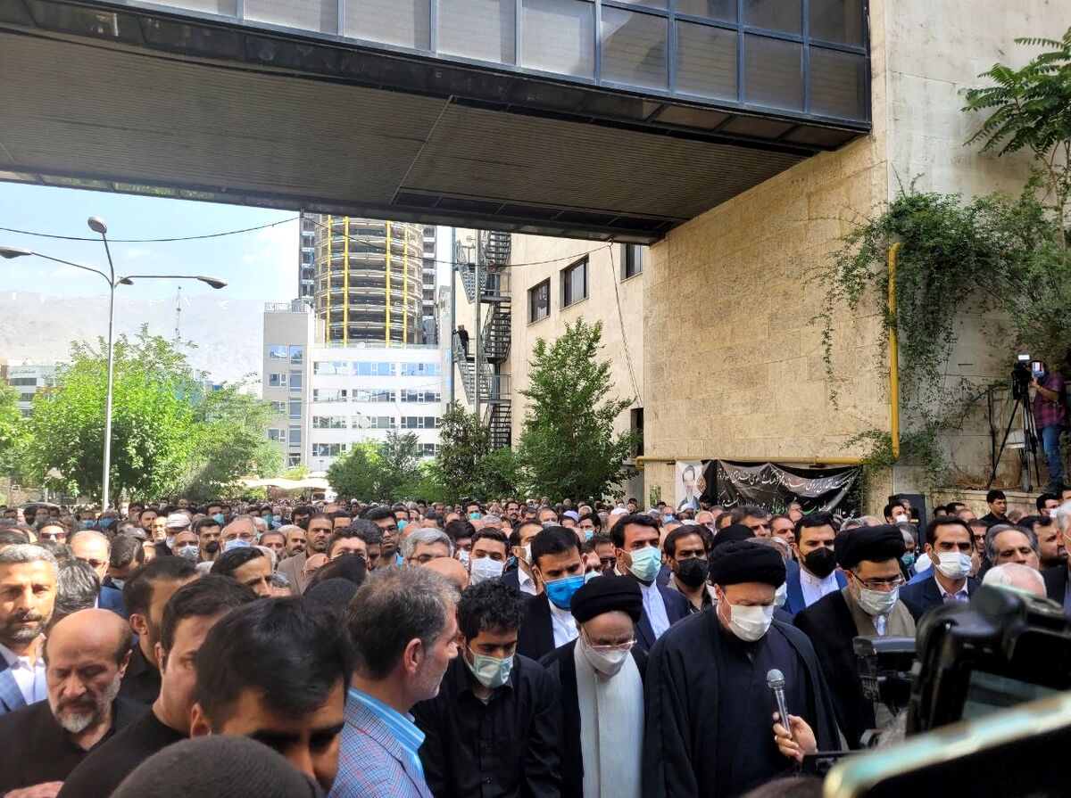 نماز  شیخ حسن خمینی بر پیکر مرحوم دعایی+ تصاویر