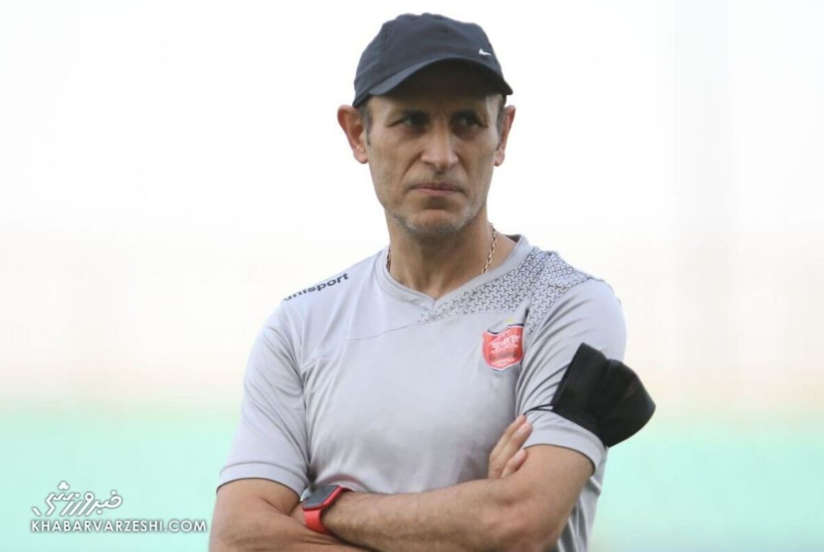 یحیی گل محمدی مهاجم پرسپولیس را تعویض کرد