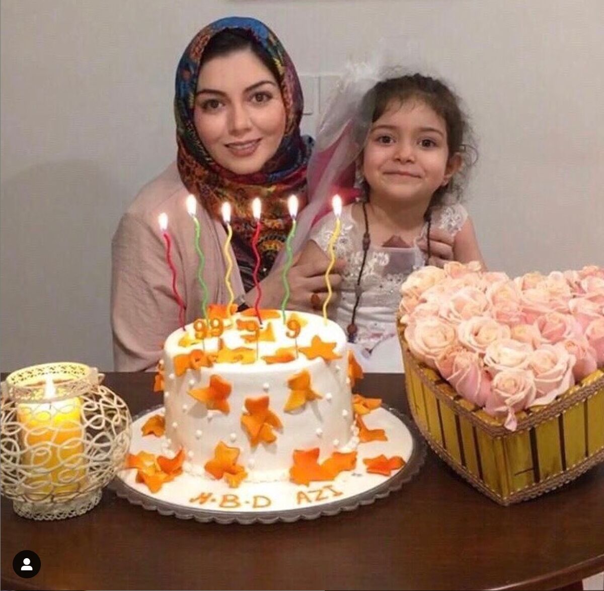 عکسی از آزاده نامداری و خواهرش