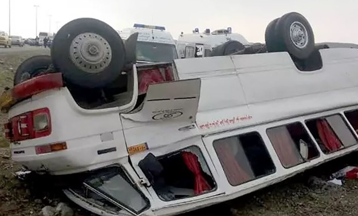مینی بوس در جاده قزوین واژگون شد+ جزئیات