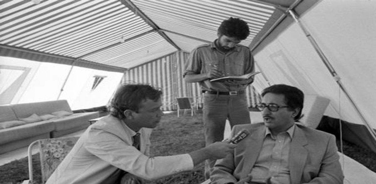 عکس دیده نشده اقتدای بنی صدر به رهبر انقلاب در اوایل انقلاب 