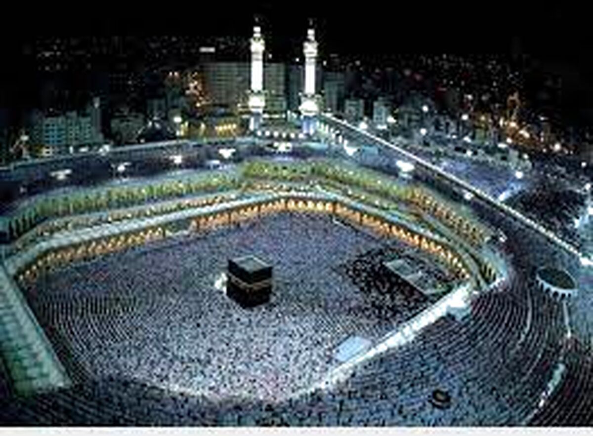  اقامه نماز در اولین روز از ماه مبارک رمضان در خانه خدا + عکس 