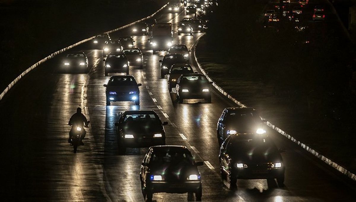 حرکت دیوانه‌وار یک راننده در اتوبان شلوغ
