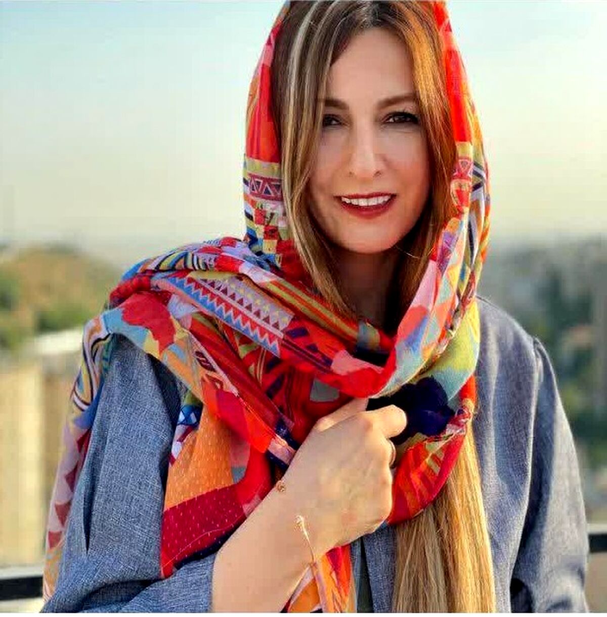حاشیه سازی پوشش جدید شقایق دهقان در کافه با پسرش | شقایق دهقان در 43 سالگی ممنوع الکار می شود؟ 