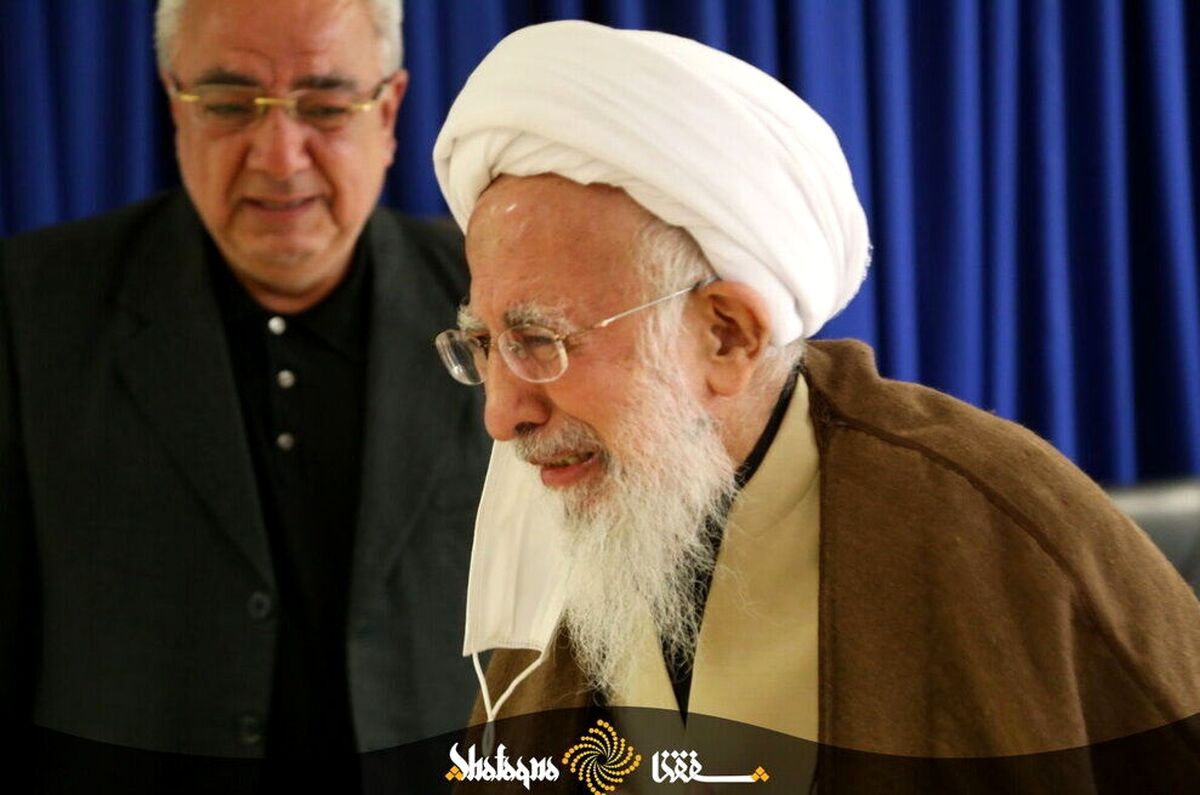 اشک و بی قراری های آیت الله جوادی آملی در  وداع با همسر+ تصاویر