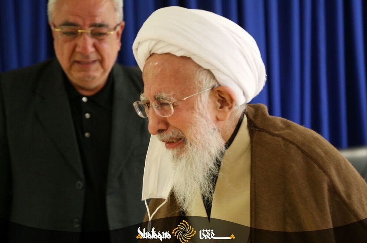 اشک و بی قراری های آیت الله جوادی آملی در  وداع با همسر+ تصاویر