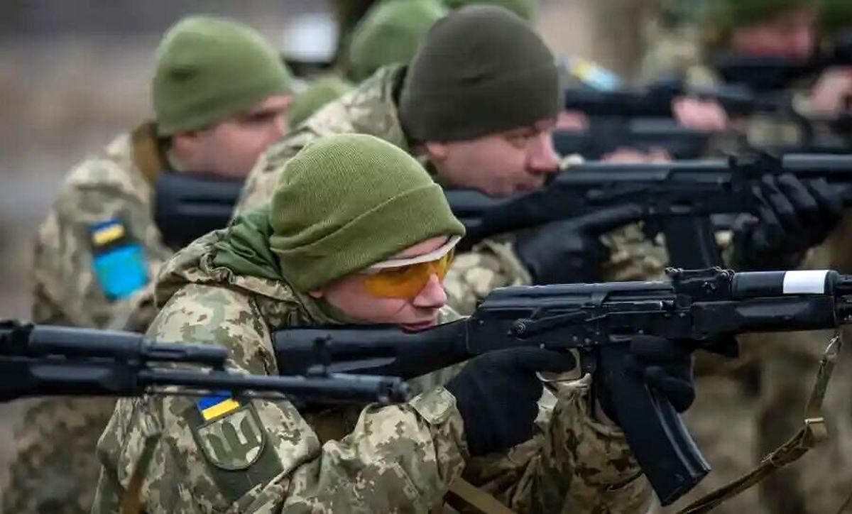 پایکوبی دختران اوکراین وسط آتش و خون!+ ویدئو