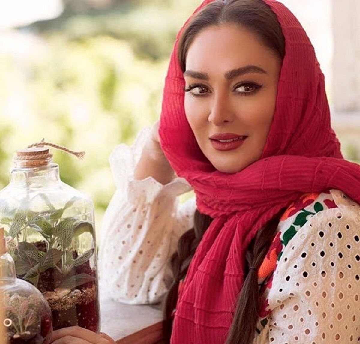 ساعت طلای الهام حمیدی با مانتوی قرمز جیغ 