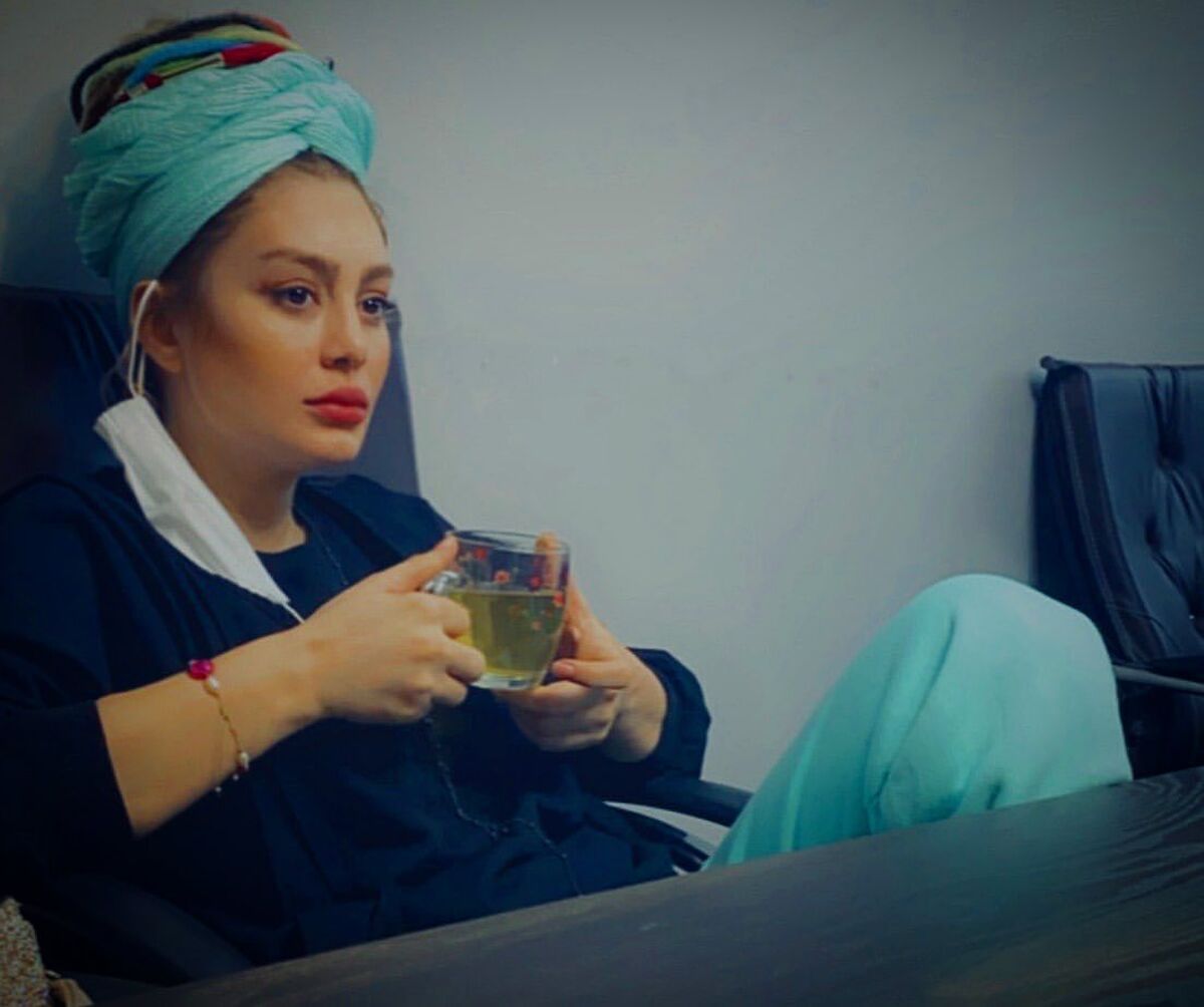 سحر قریشی با کتونی زرد