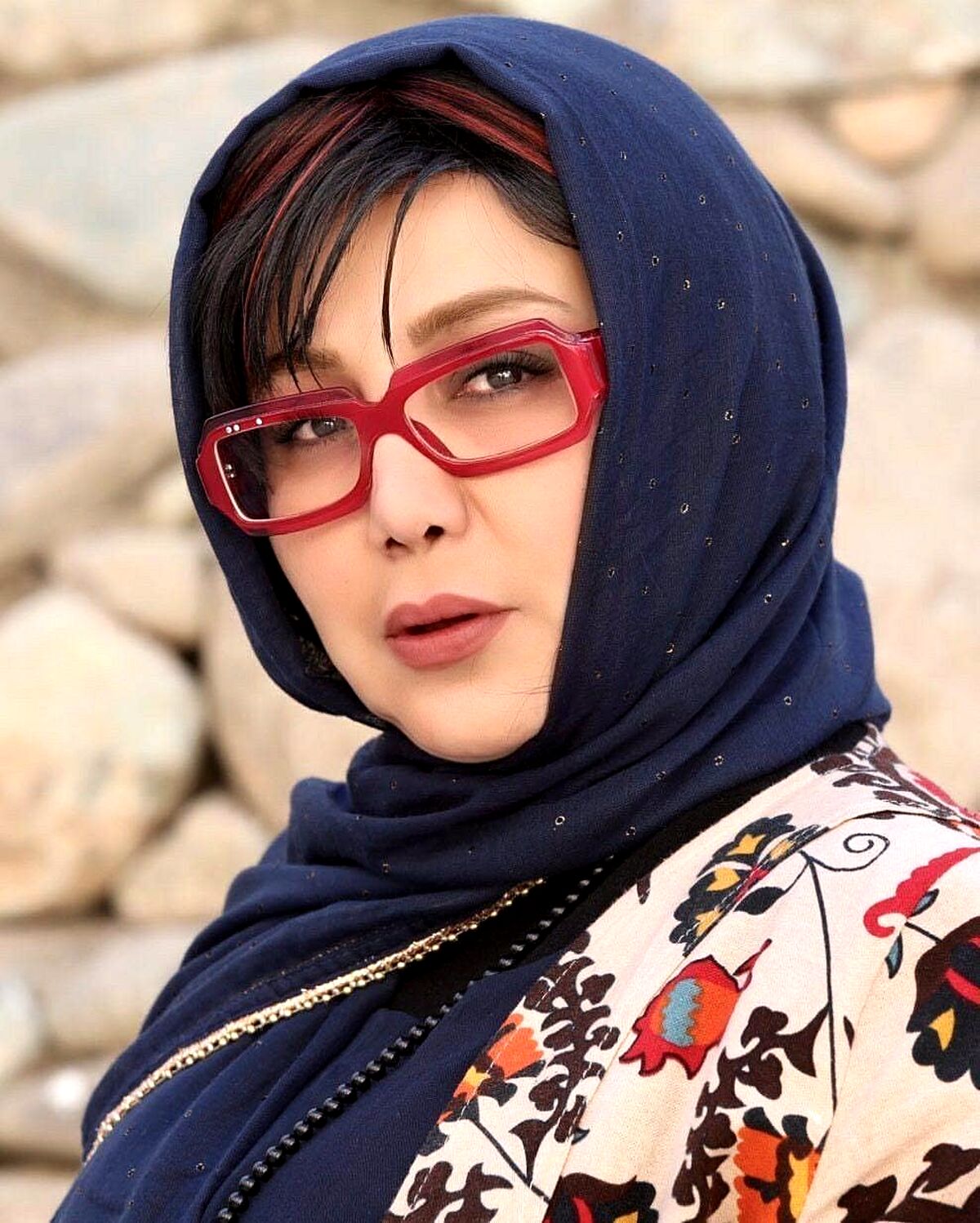 لباس بسیار عجیب بهنوش بختیاری در ساحل 