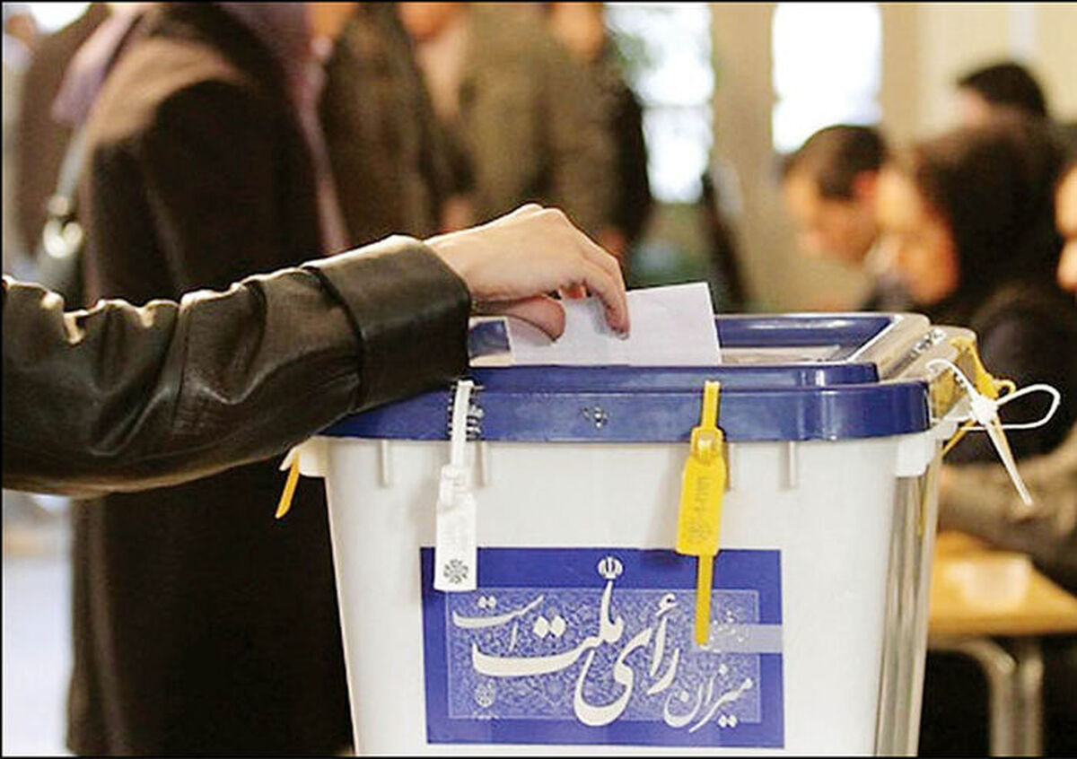 یک کاندیدا با دست گرفتن یک عدد تخم مرغ وارد ستاد انتخابات شد