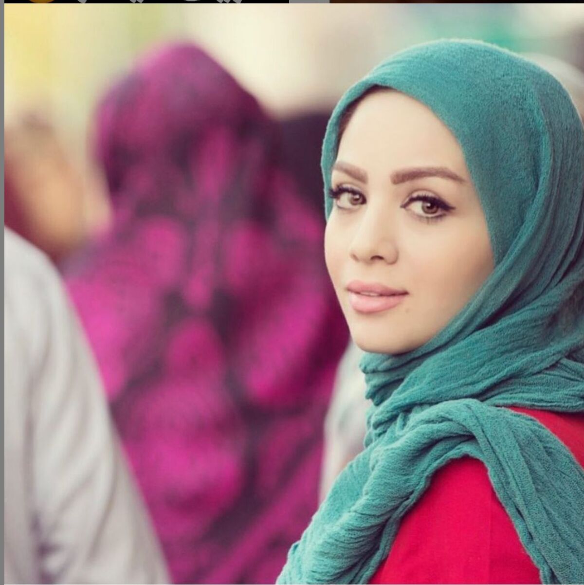 خانم مجری محجبه اسلحه به دست شد!