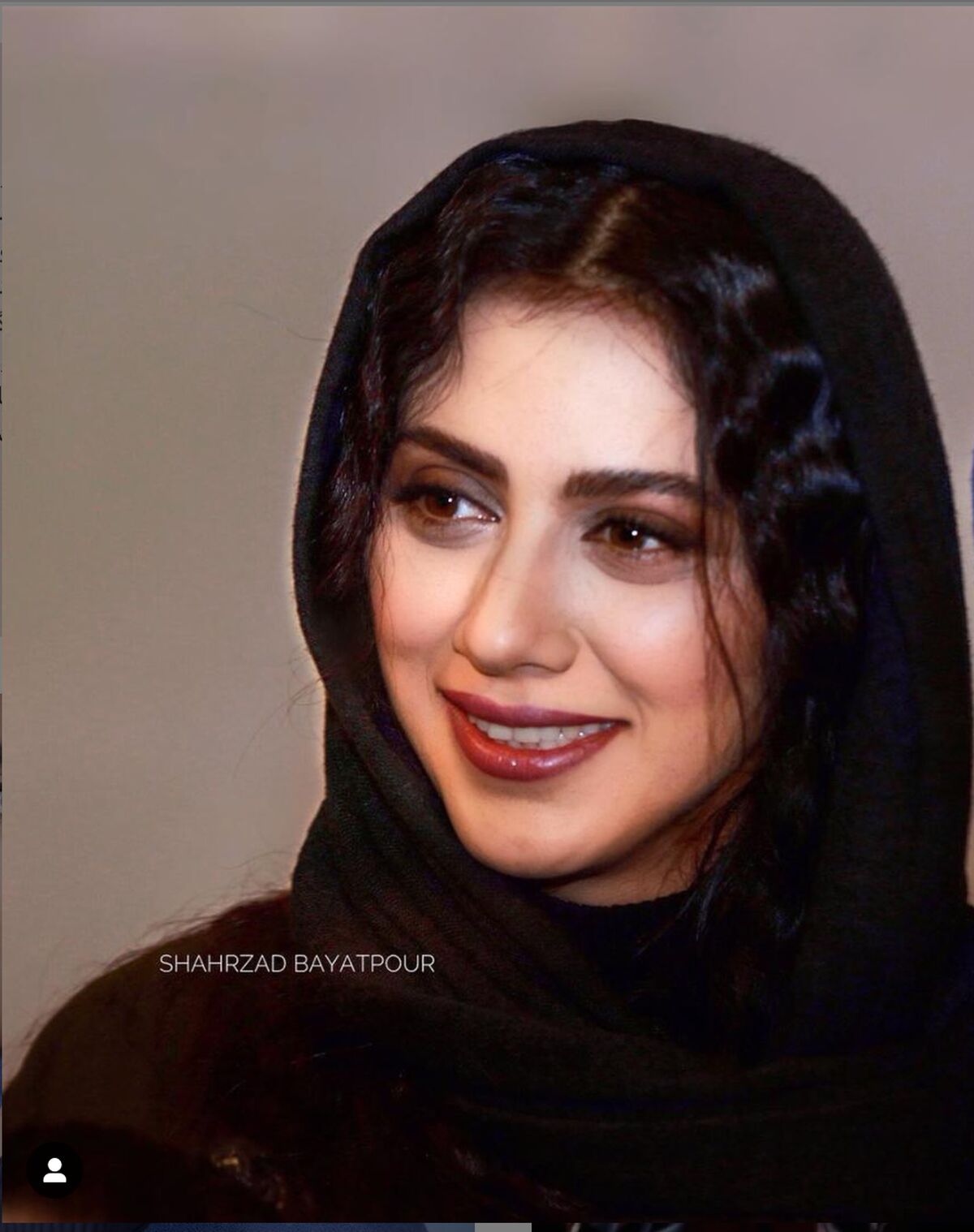   مونا فرجاد با پالتو و کلاه روسی در مجارستان