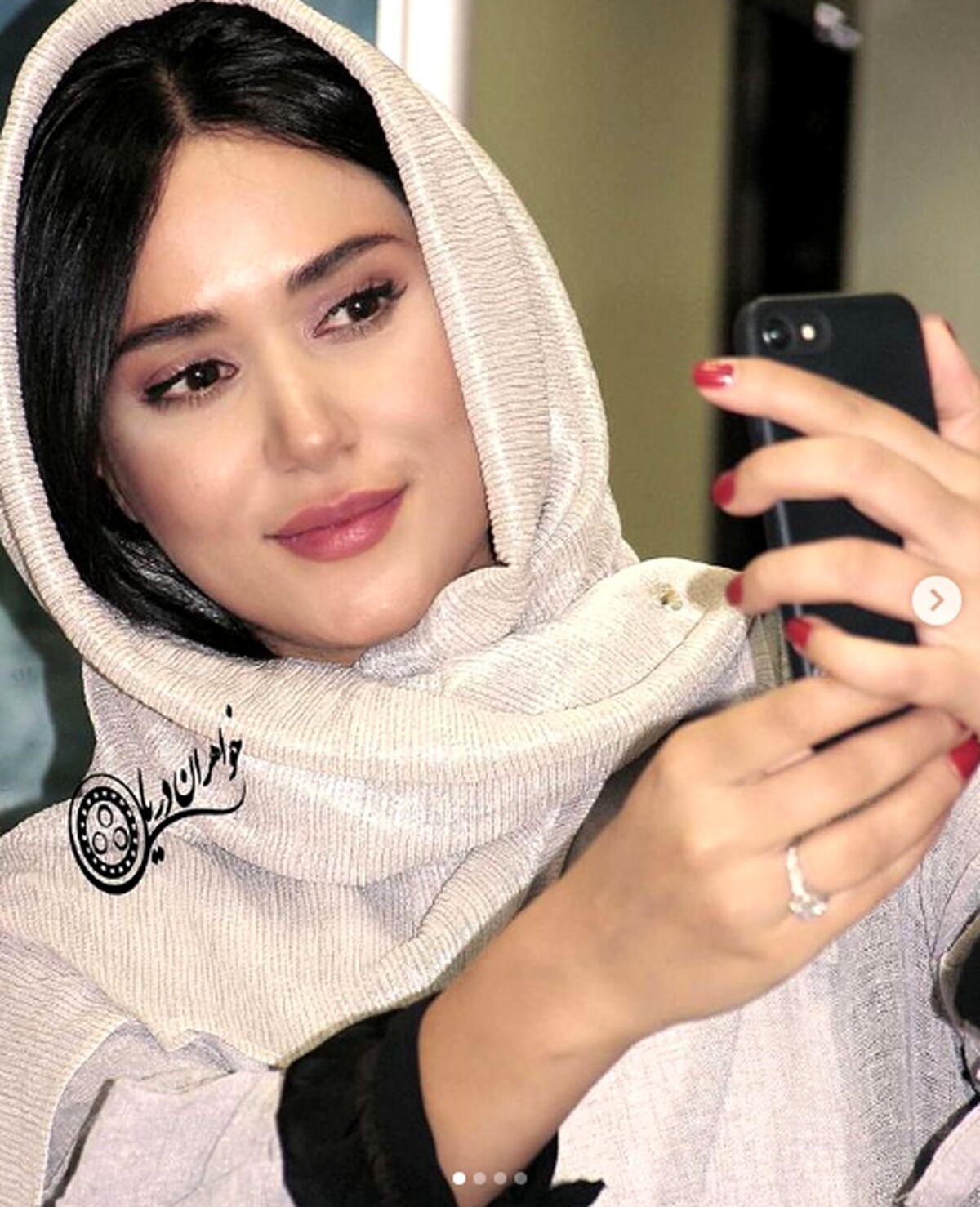  عکس پریناز ایزدیار با دو بازیگر