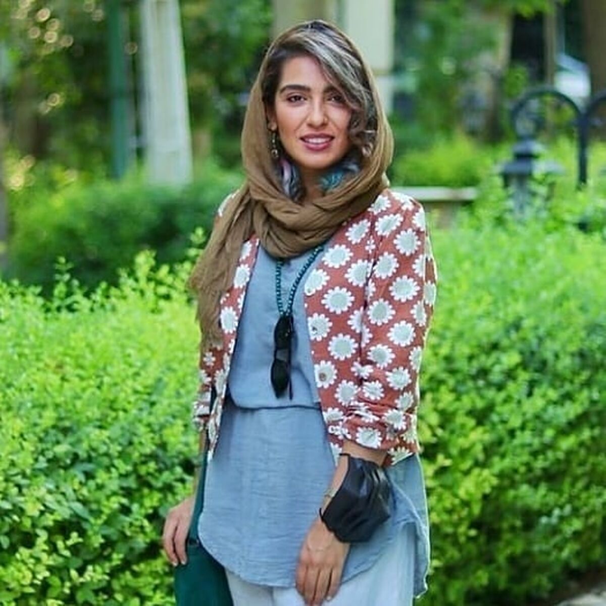 عکس جدید از مونا کرمی در کنار جوانه دلشاد / خوانندگی مونا کرمی با برادرش