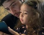 سردار آزمون در کنار همسرش آناهیتا در یک کافه لاکچری