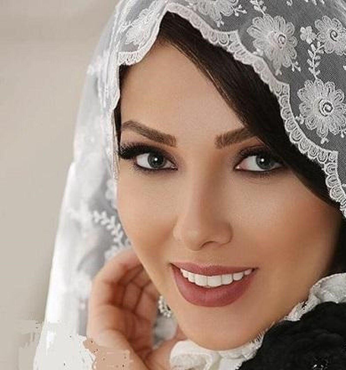 حجاب تحسین برانگیز لیلا اوتادی در ترکیه+ عکس های خوشگذرانی لیلا اوتادی