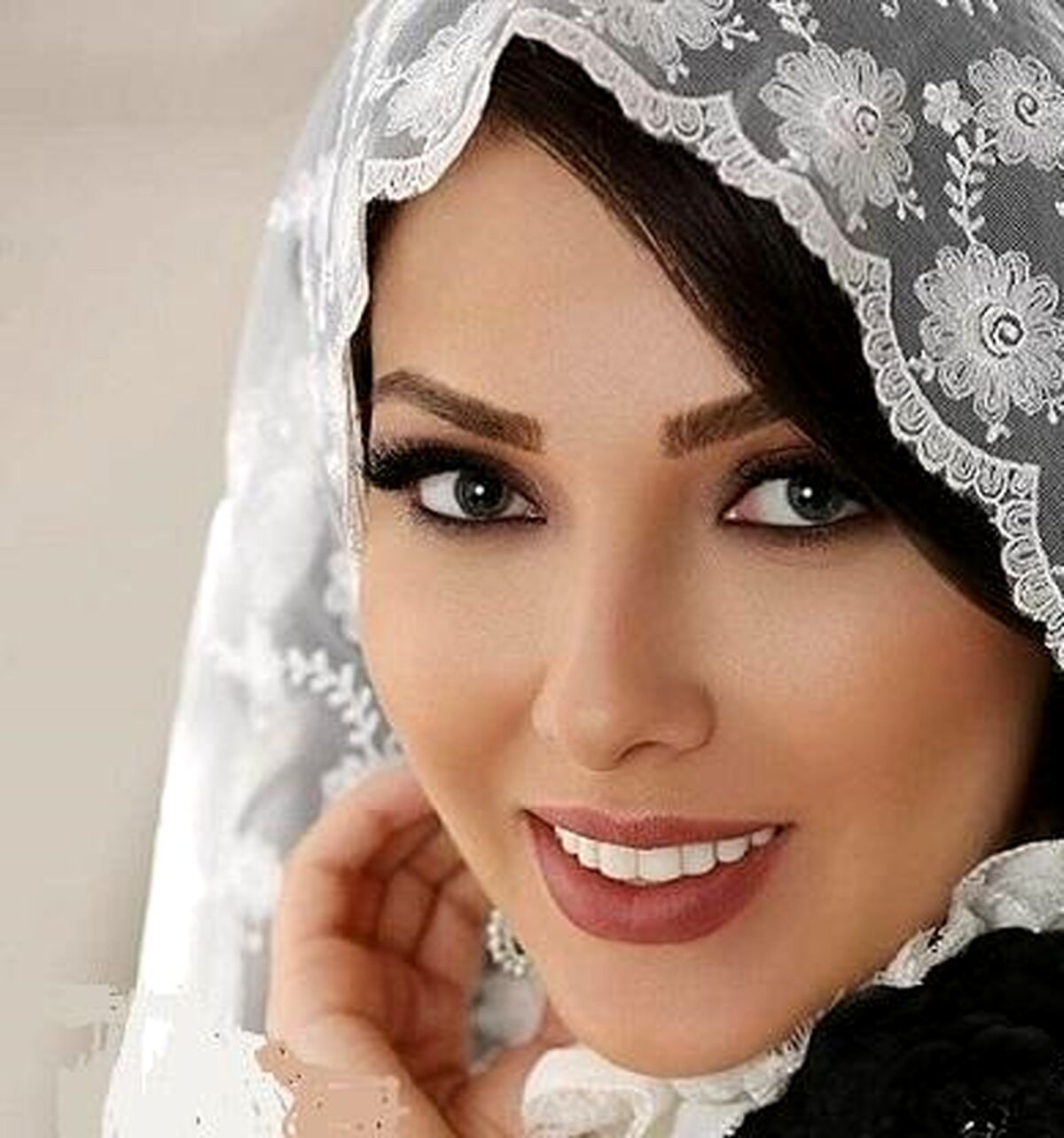 لوس بازی جلف لیلا اوتادی مقابل غریبه ها