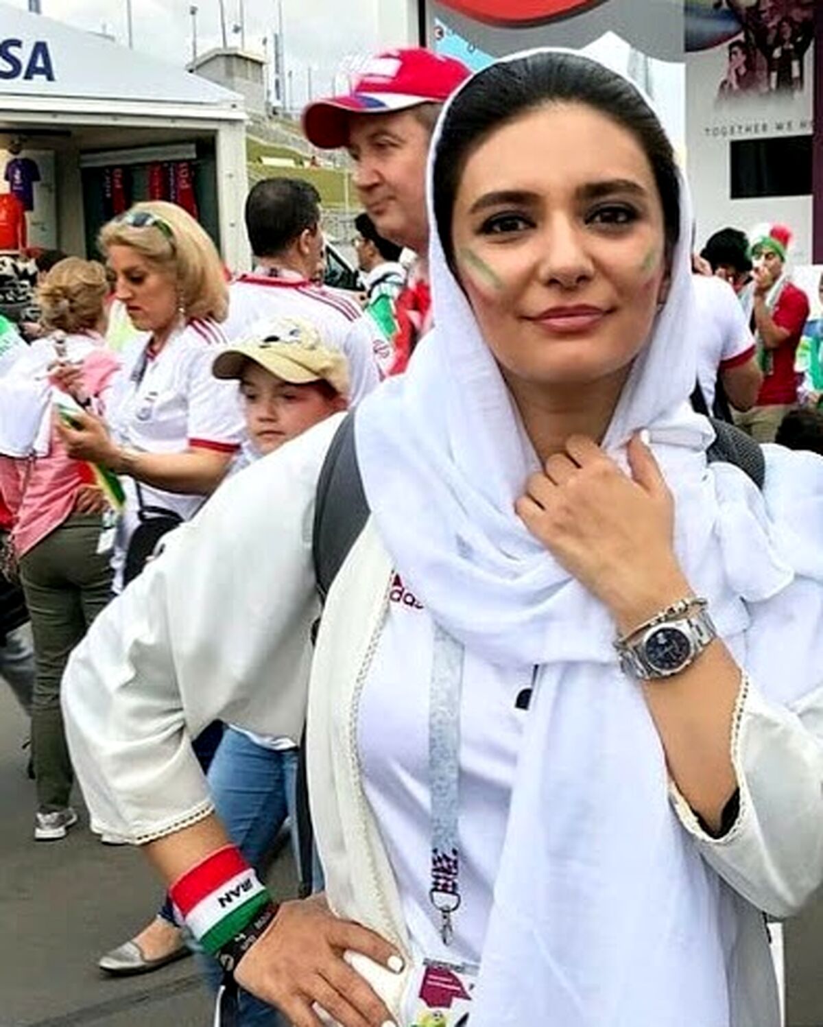 لیندا کیانی در استادیوم بازی ایران و آمریکا! | خانم بازیگر با چه تیپ و ظاهری به قطر رفت؟