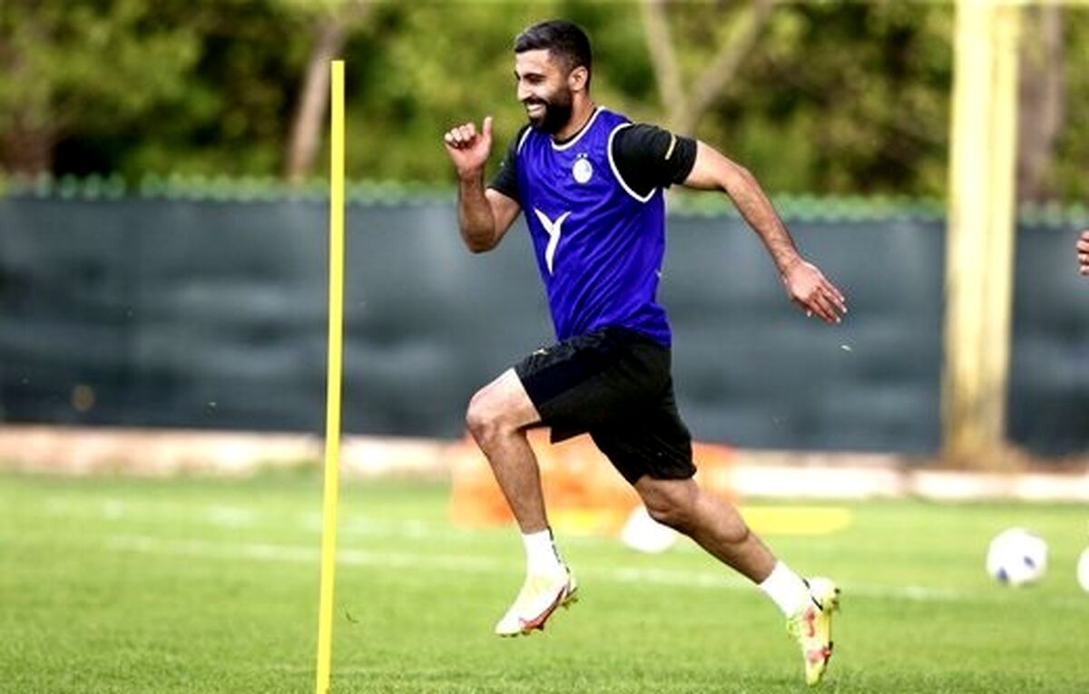 بمب استقلال در حال پیوستن به پرسپولیس
