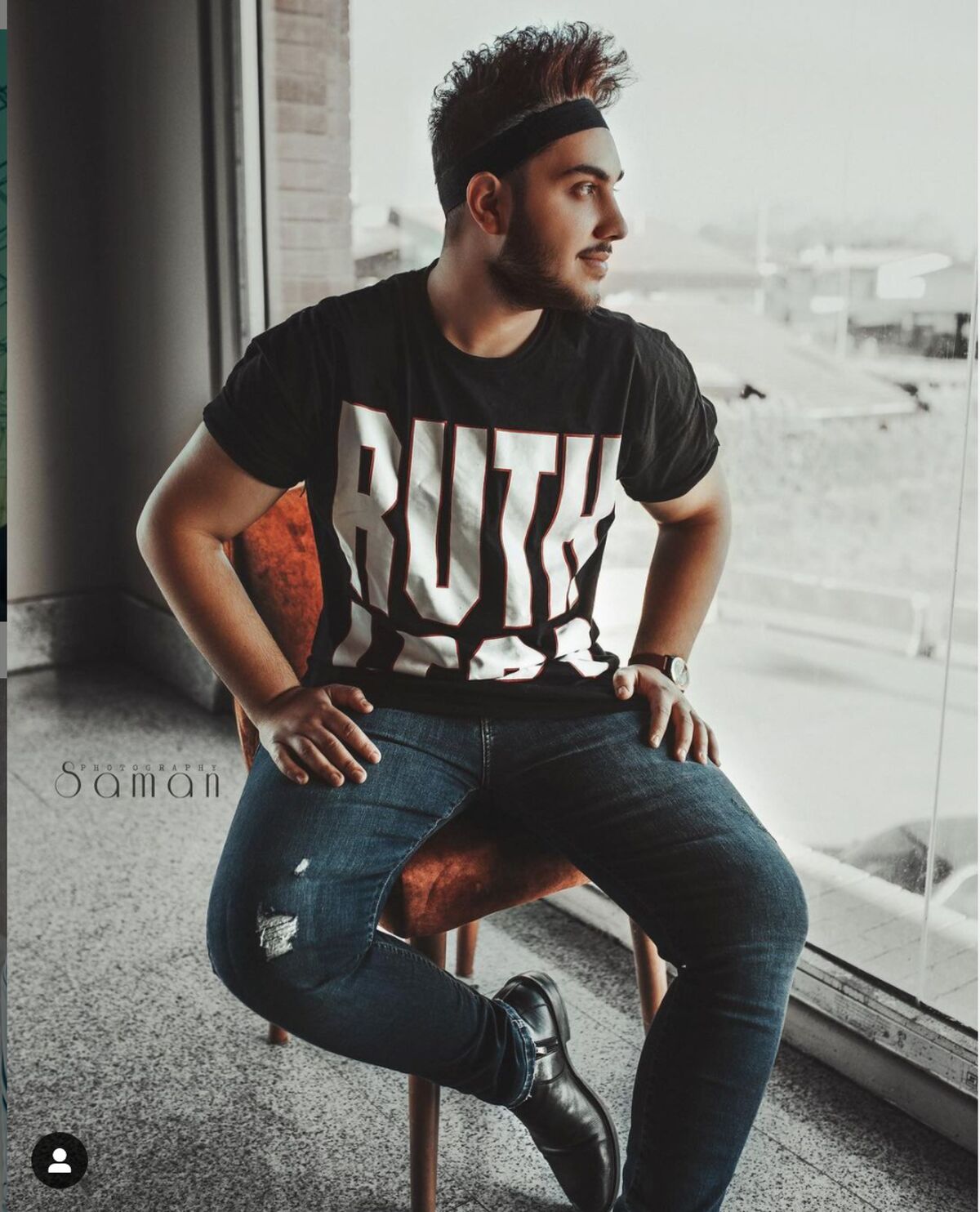 بررسی اثار و بیوگرافی آرون افشار