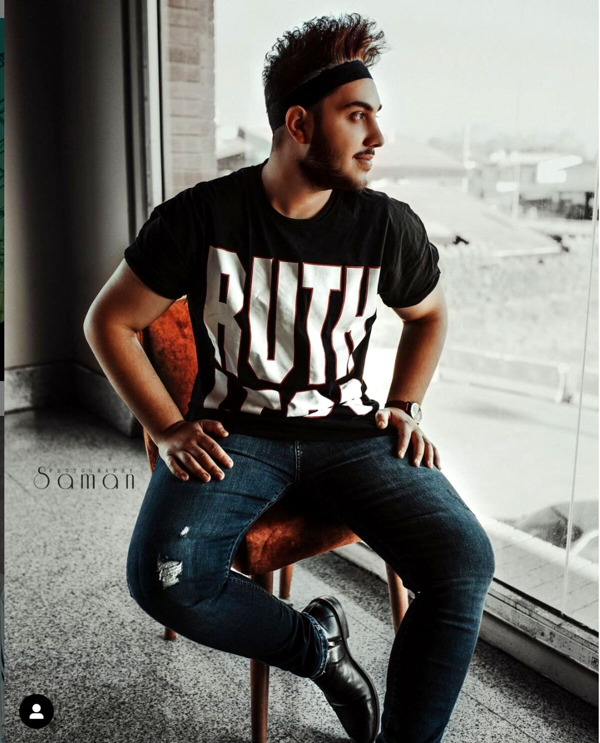 بررسی اثار و بیوگرافی آرون افشار