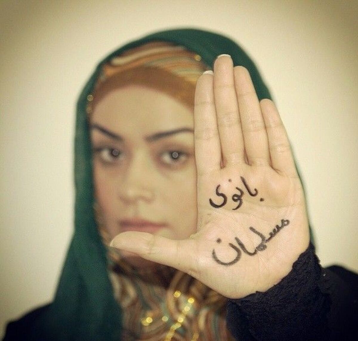 تأسف بارترین عکس الهام چرخنده در حال مصرف دخانیات پخش شد! | عکس شرم آور الهام الهام چرخنده چرخید!