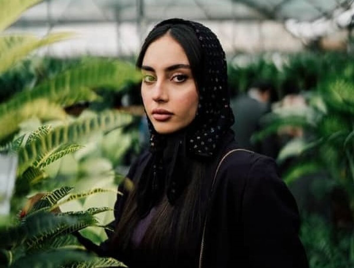 رونمایی ترلان پروانه از موبایل 60 میلیونیش | عکس خاص ترلان پروانه با پیراهن مردونه سفید