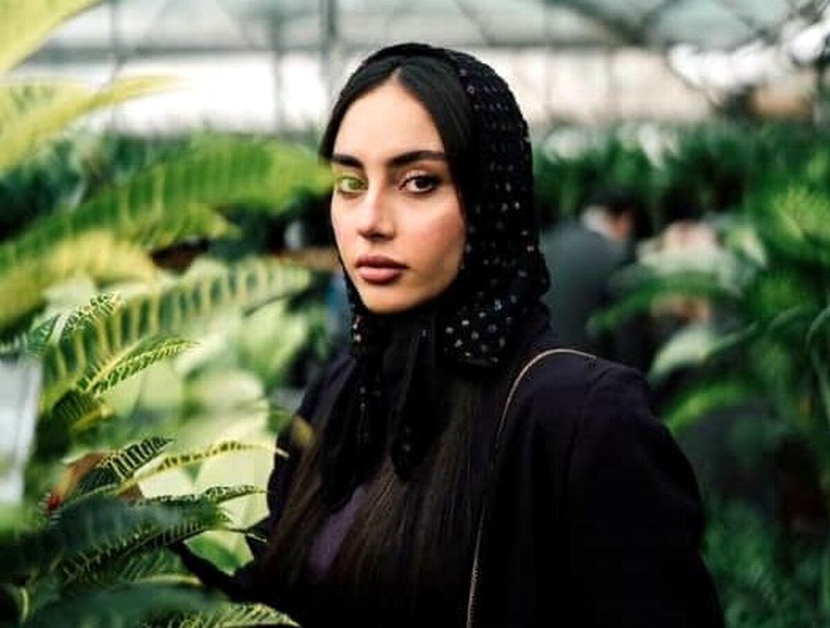 رونمایی ترلان پروانه از موبایل 60 میلیونیش | عکس خاص ترلان پروانه با پیراهن مردونه سفید