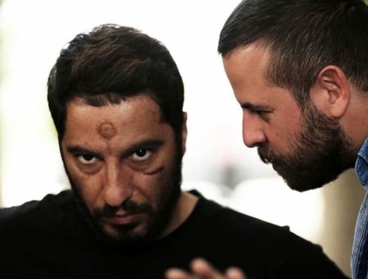 دختر غریبه در آغوش نوید محمدزاده حاشیه ساز شد| سیل انتقاد سمت نوید محمدزاده+ عکس