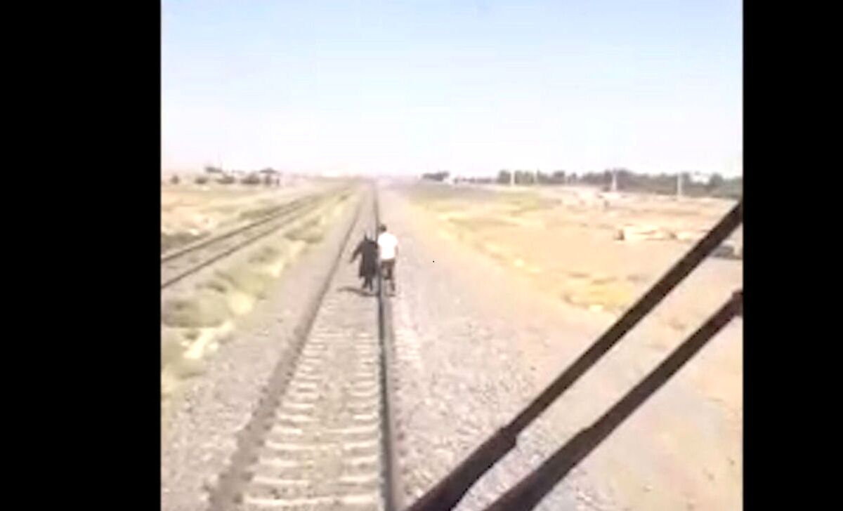 فیلم لحظه خودکشی و پرت شدن زن جوان مقابل قطار