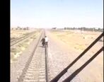 فیلم لحظه خودکشی و پرت شدن زن جوان مقابل قطار