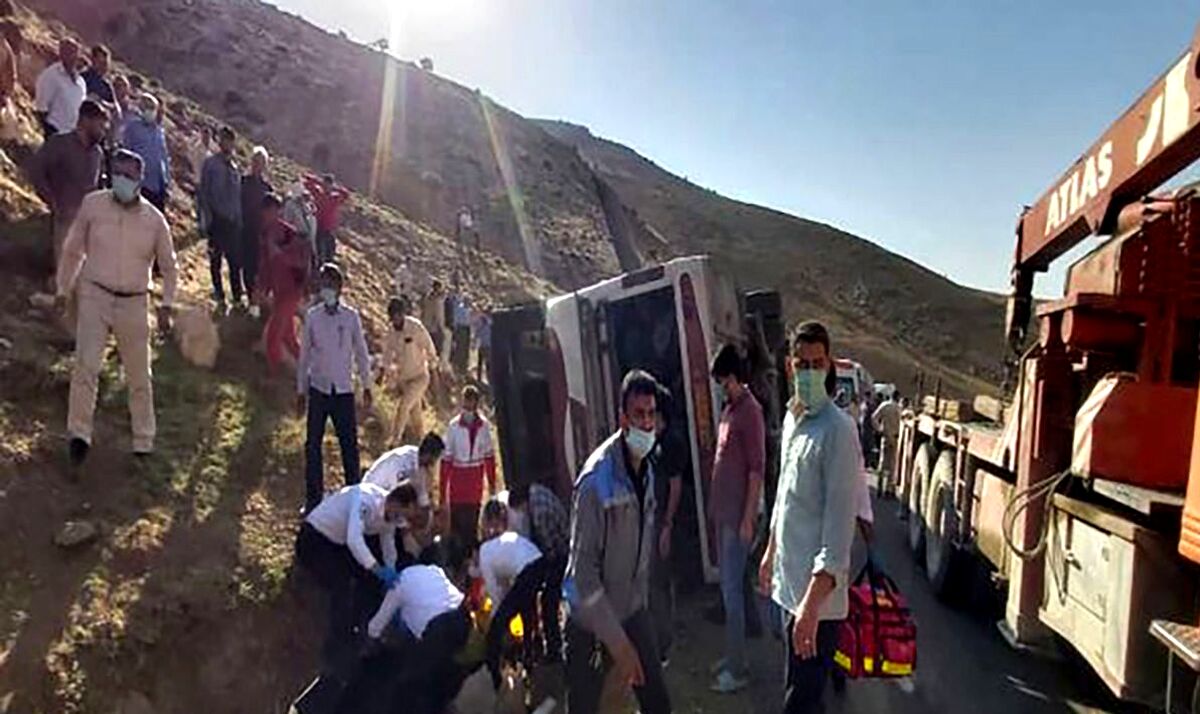 بازداشت راننده اتوبوس حامل خبرنگاران