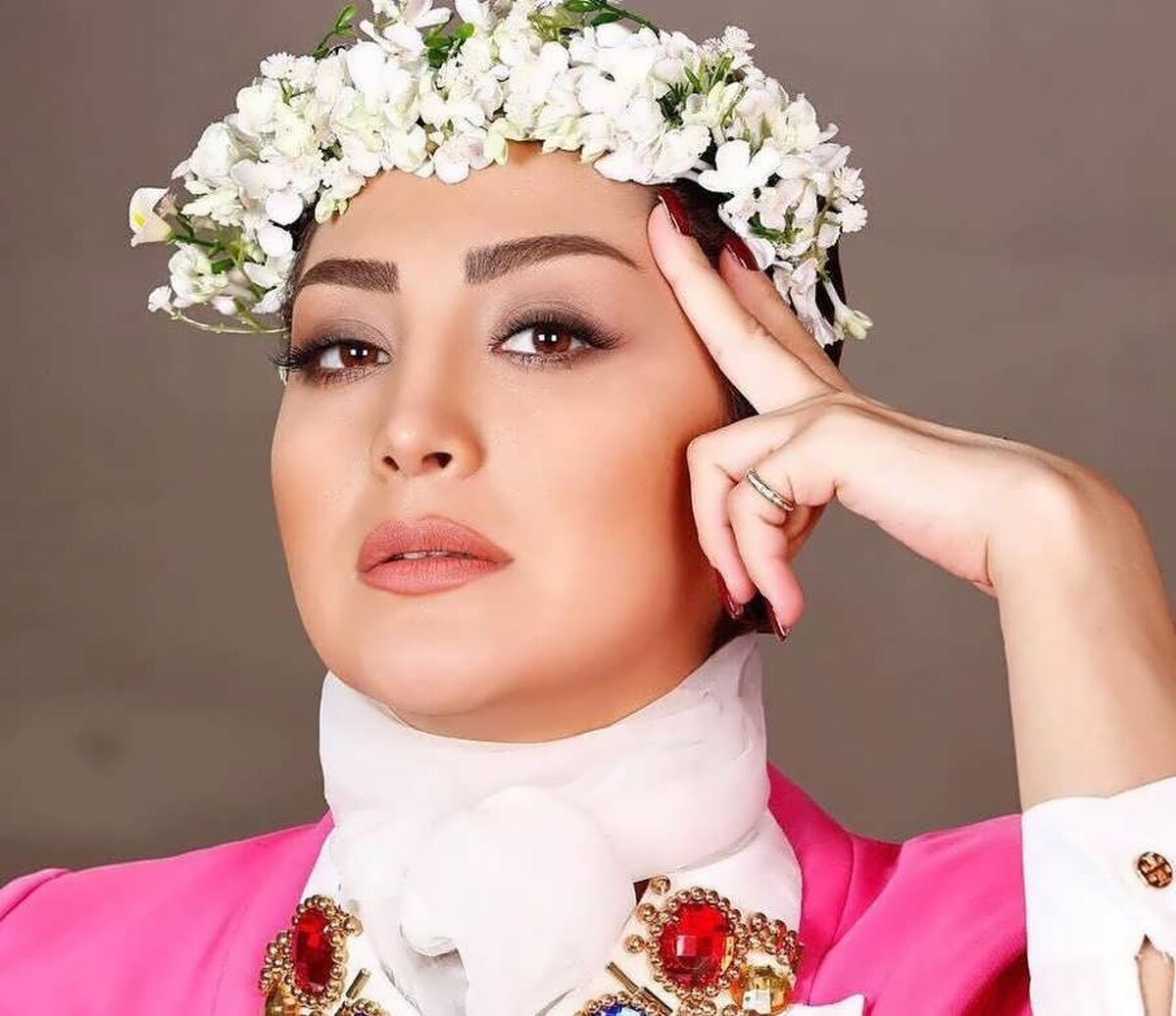 پیراهن عروسکی مریم معصومی با این گریم ترسناک | گردنبند مرواریدی مریم خانم رو ببین چه دلبرش کرده!!