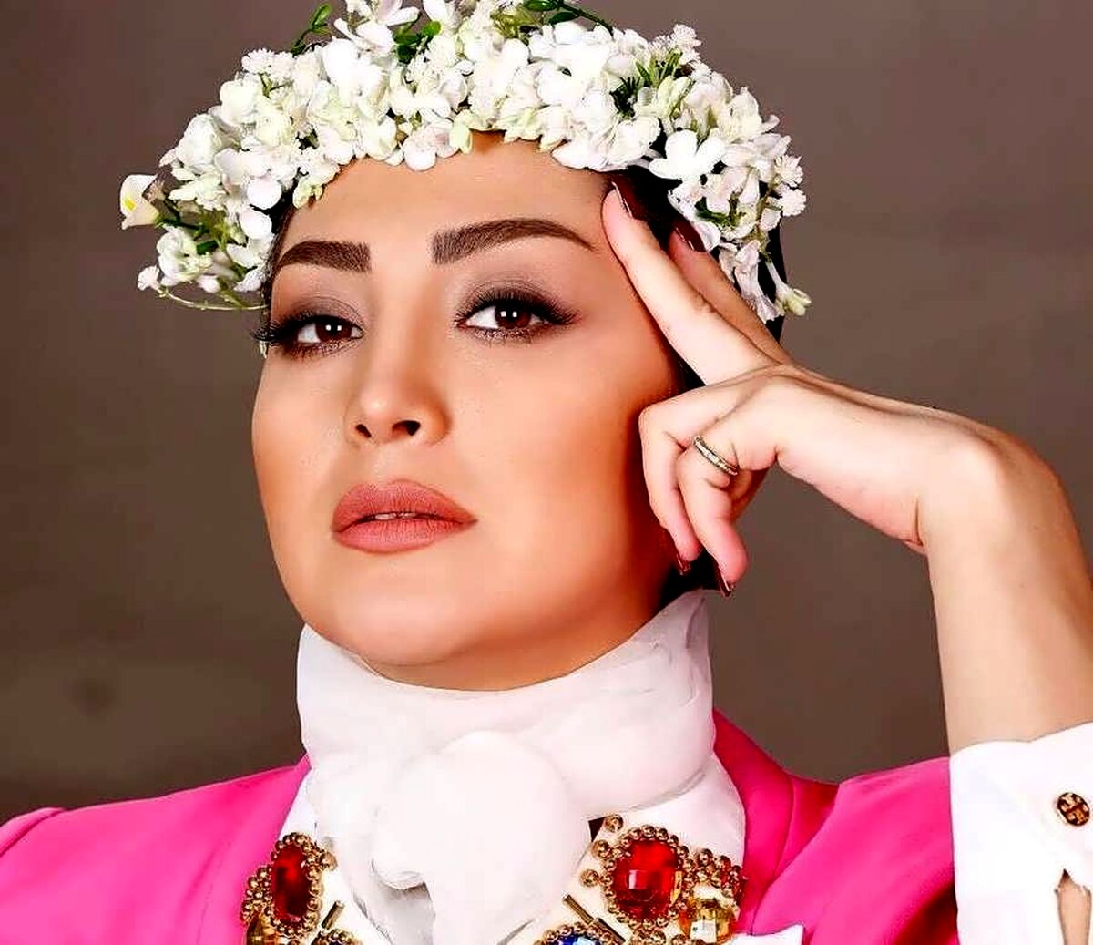 پیراهن عروسکی مریم معصومی با این گریم ترسناک | گردنبند مرواریدی مریم خانم رو ببین چه دلبرش کرده!!