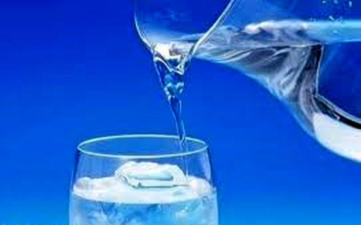 مضرات نوشیدن آب یخ در وعده افطاری