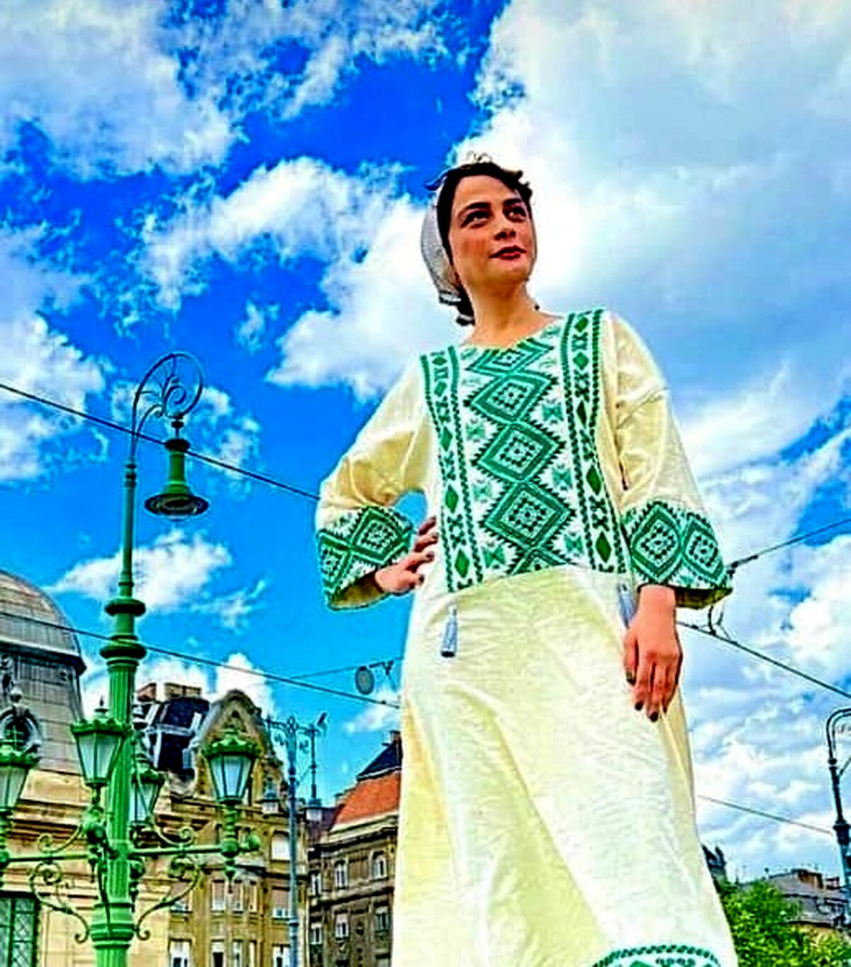 تیپ دور از عرف مارال فرجاد در مجارستان در تفریح لاکچری با پدرش