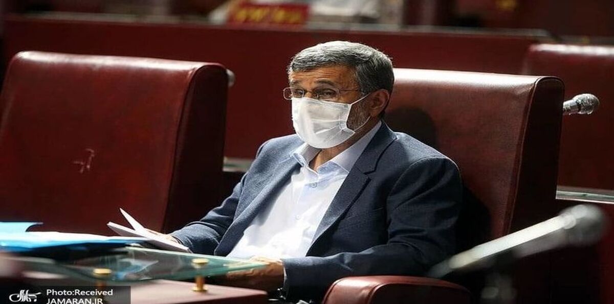 لباس و تیپ محمود احمدی نژاد  در مجمع سوژه شد!