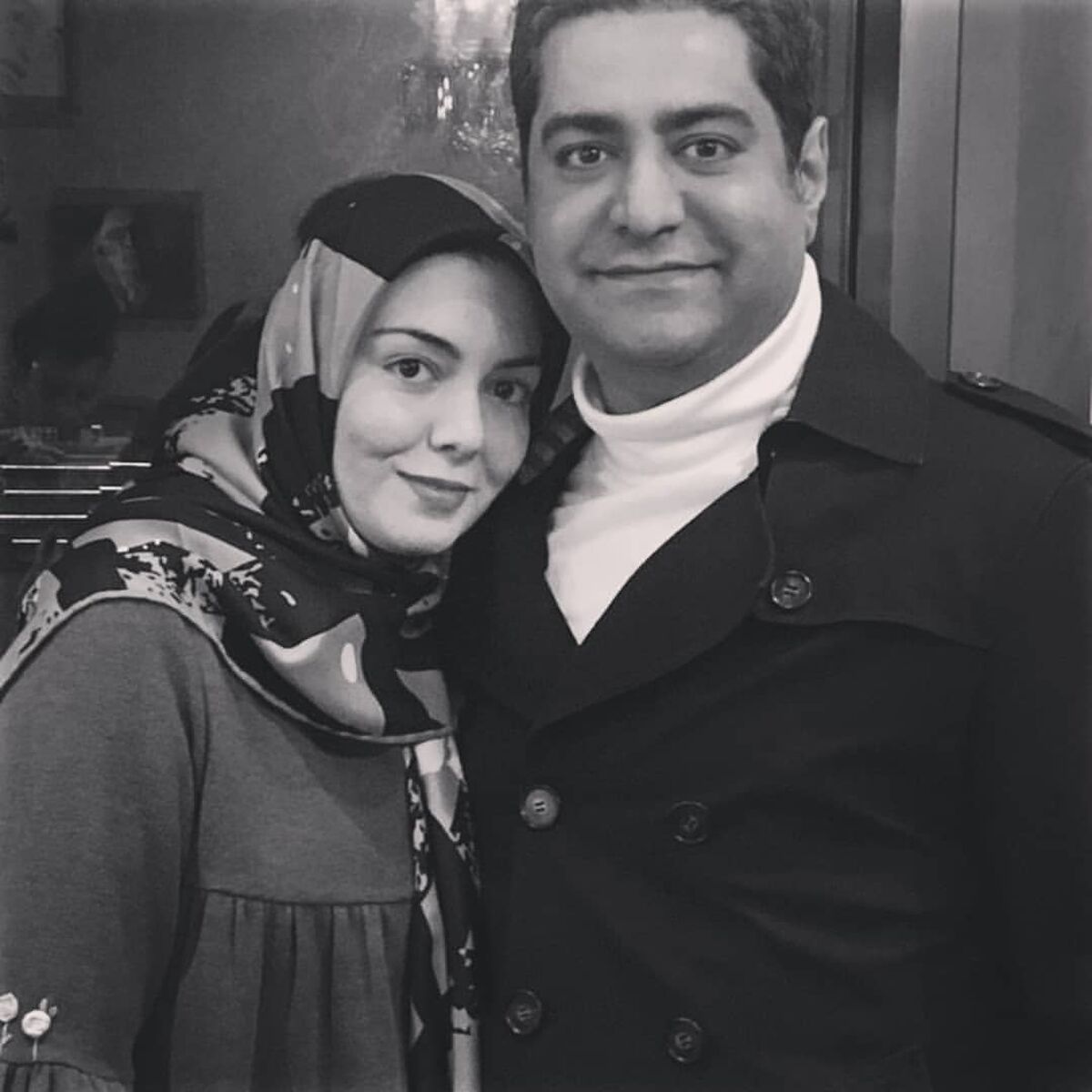 عکس قدیمی آزاده نامداری پای صندوق رای