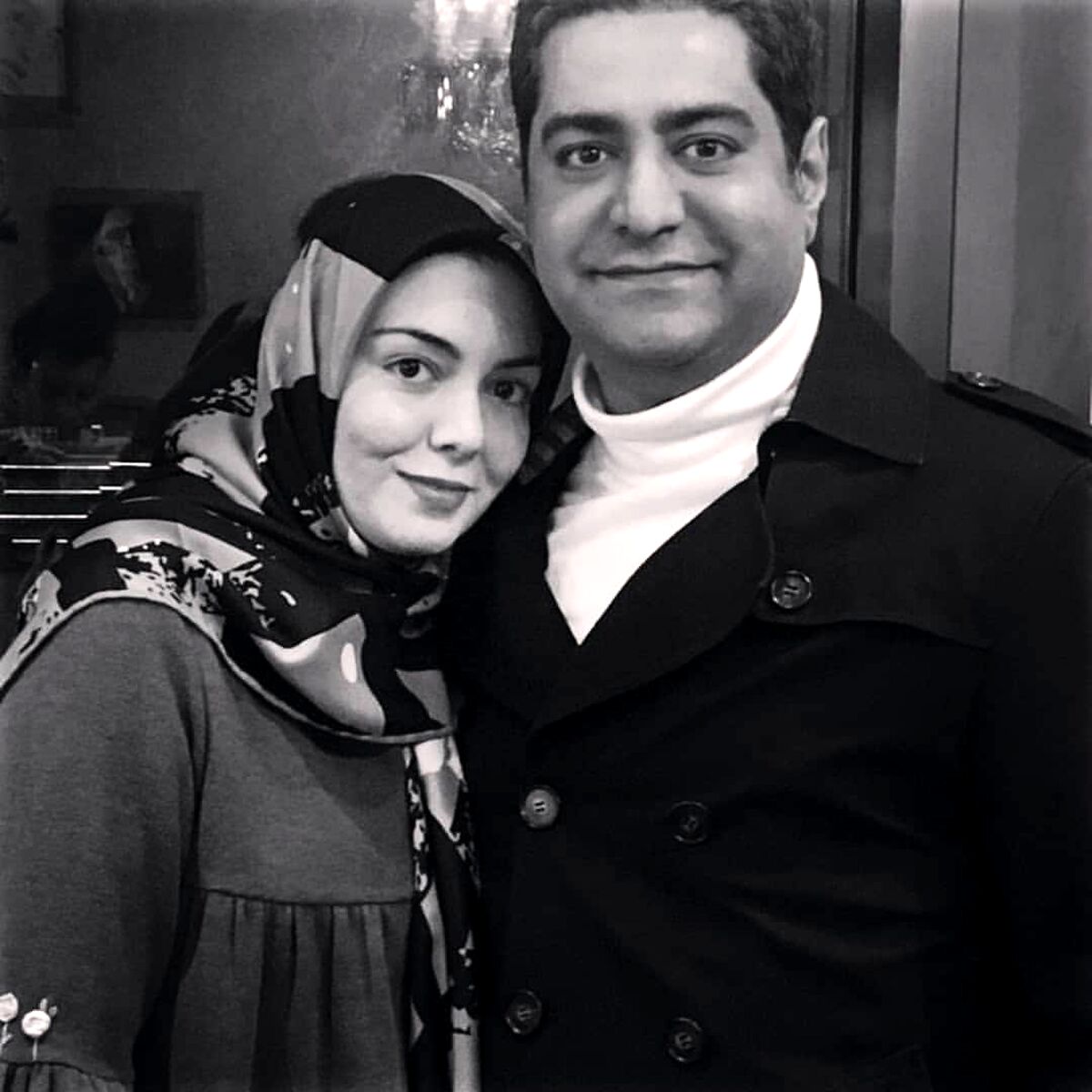 عکس قدیمی آزاده نامداری پای صندوق رای