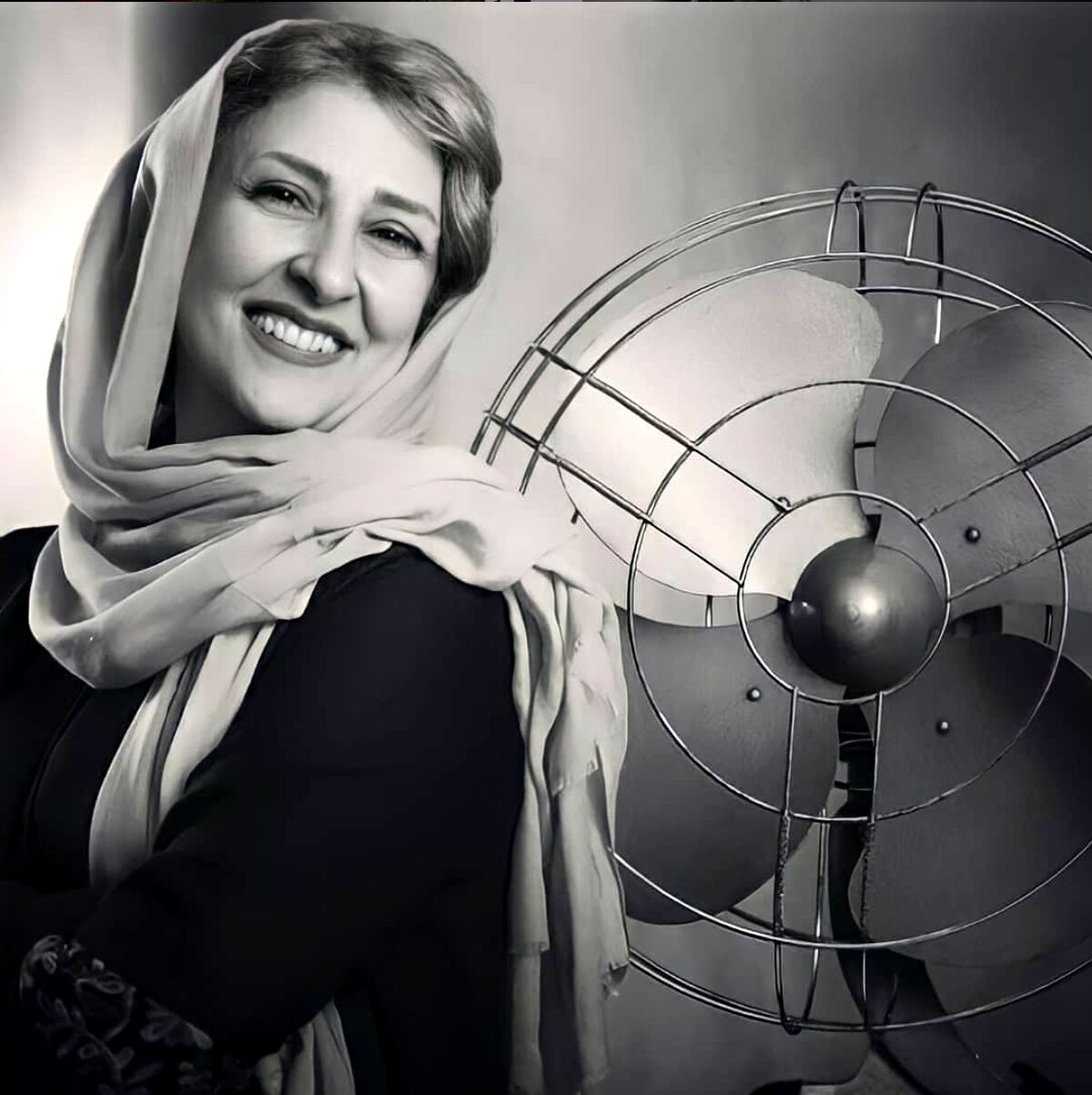 عکس لب ساحلی مرجانه گلچین با لباس راحت