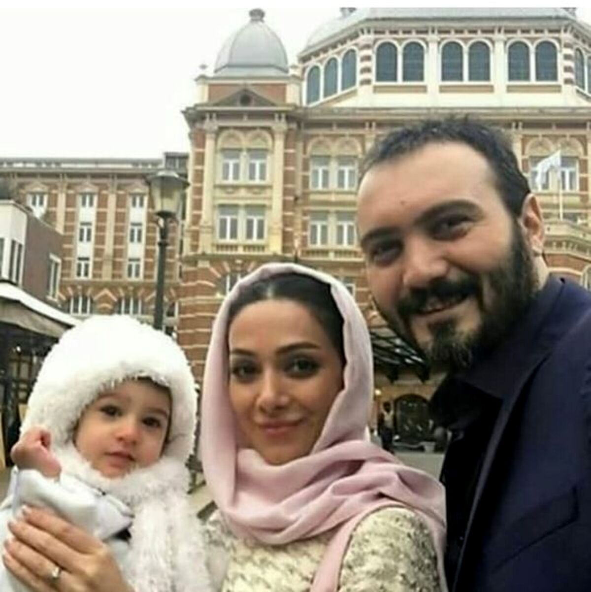 تفریح آبی کامبیز دیرباز در کنار رفیق صمیمی اش سام در ویلای لاکچری
