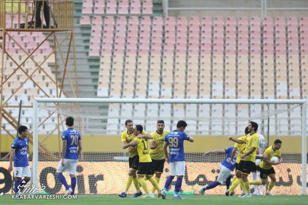  گلر آبی‌ها باید اخراج می‌شد؟| نظر کارشناس داوری چیست؟