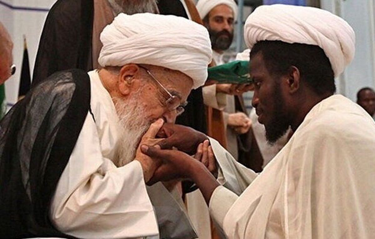 بوسه آیت الله گلپایگانی که جنجالی شد+ عکس