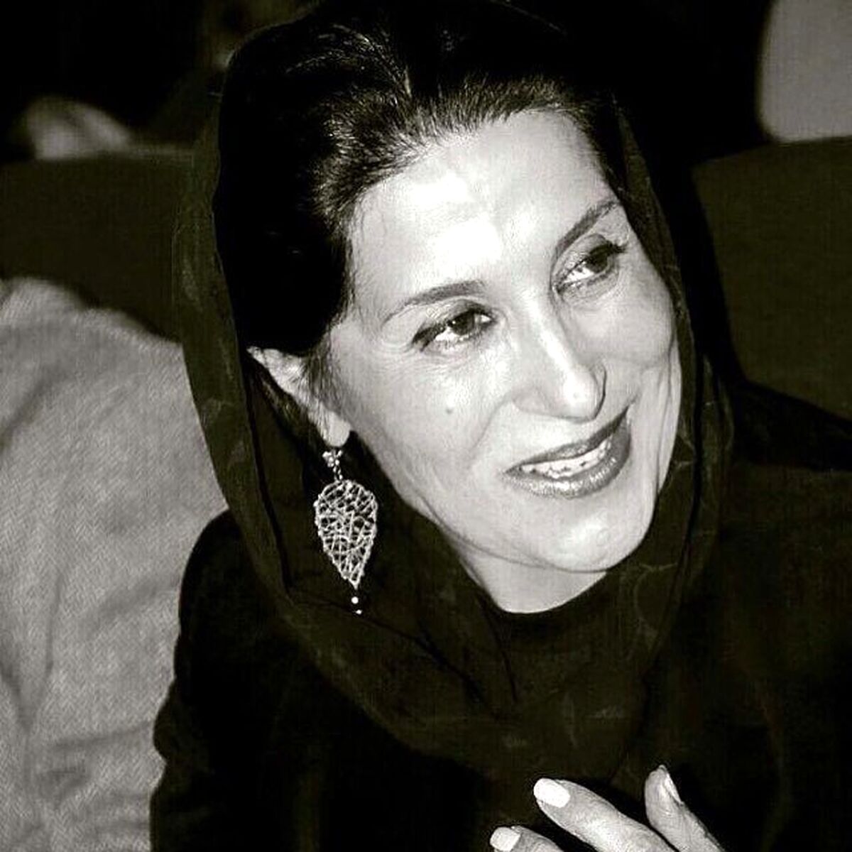 فاطمه معتمدآریا در یک کافه لاکچری